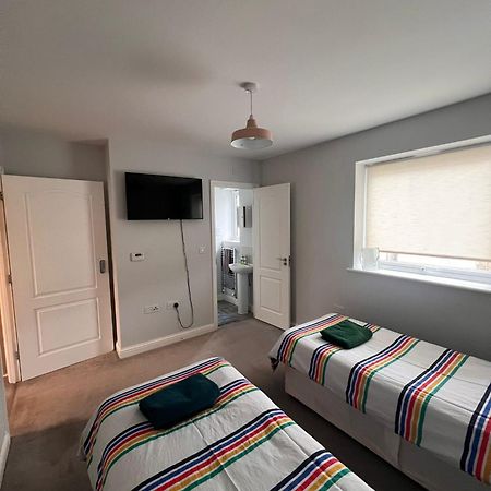 Whyte, Modern 3 Bed House With Garden, Sleeps 9, Free Parking, Sittingbourne City Centre, Kent Exterior foto