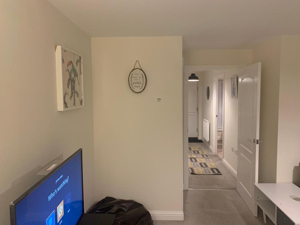 Whyte, Modern 3 Bed House With Garden, Sleeps 9, Free Parking, Sittingbourne City Centre, Kent Exterior foto