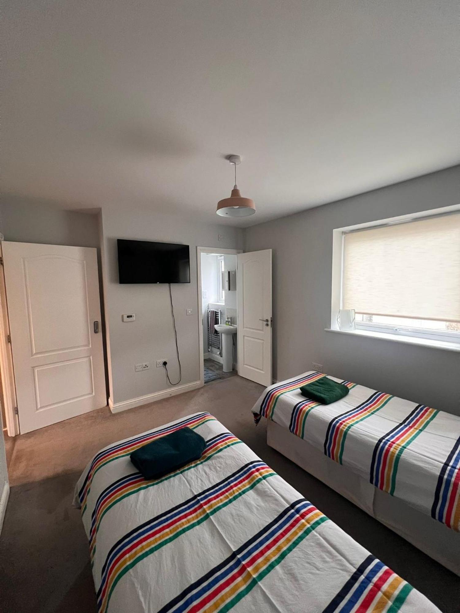 Whyte, Modern 3 Bed House With Garden, Sleeps 9, Free Parking, Sittingbourne City Centre, Kent Exterior foto